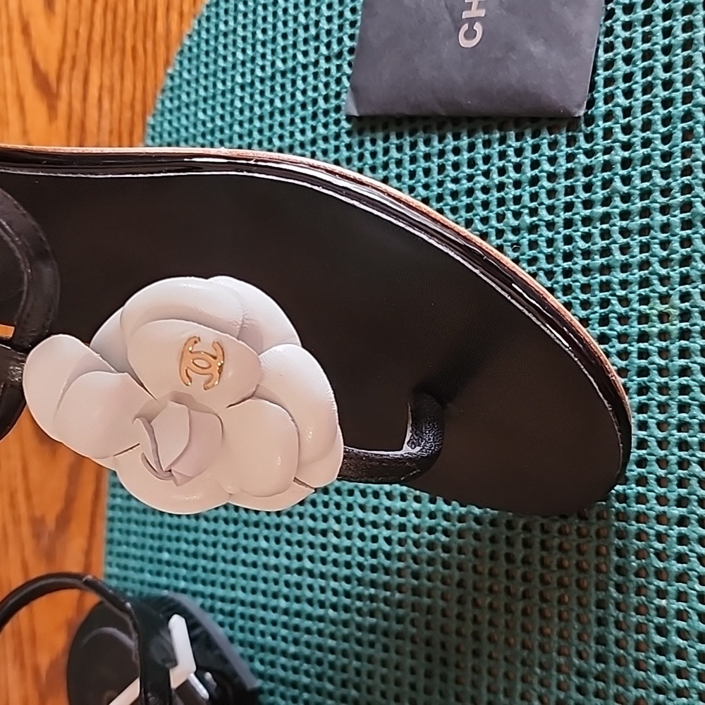 Beautiful black and white Sandals  with Camilla flower design - Picture 5 of 13